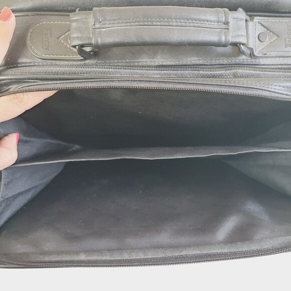 Targus Black Leather Laptop Bag With Shoulder Strap & Multiple Compartments - Picture 11 of 16